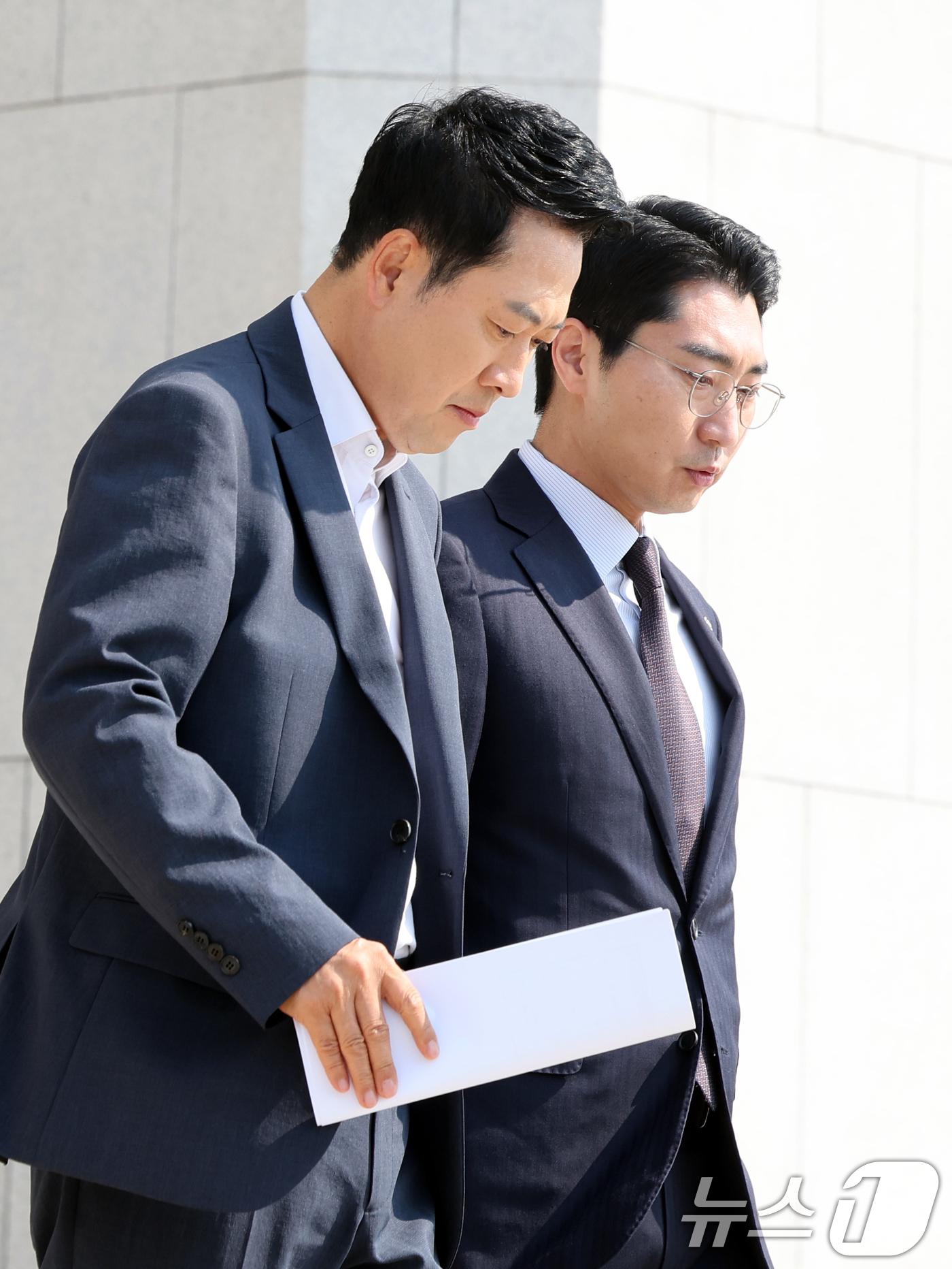 (서울=뉴스1) 황기선 기자 = 장동혁 국민의힘 대표가 16일 오전 서울 여의도 국회에서 외부일정을 위해 박준태 당대표 비서실장과 함께 이동하고 있다.  2026.6.16/뉴스1