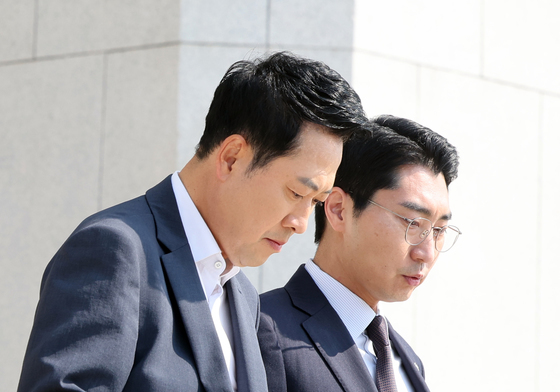외부 일정 위해 비서실장과 함께 걷는 장동혁 대표