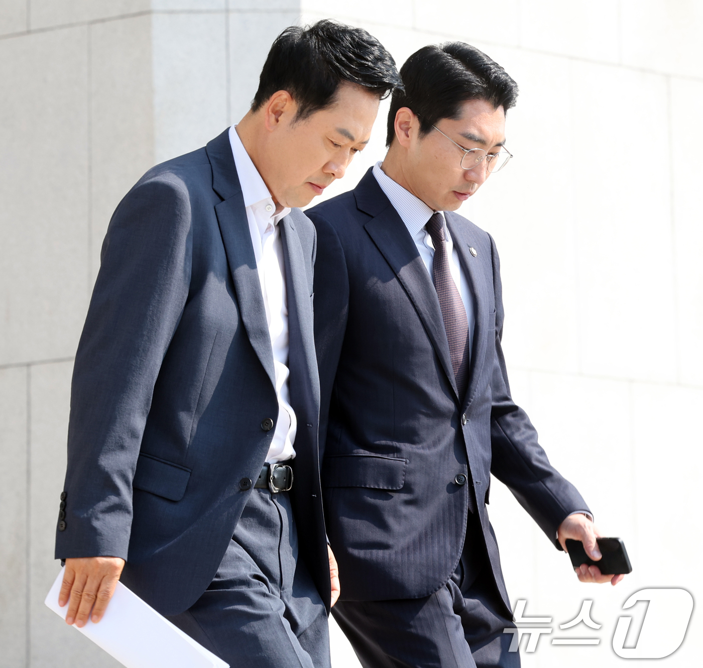 (서울=뉴스1) 황기선 기자 = 장동혁 국민의힘 대표가 16일 오전 서울 여의도 국회에서 외부일정을 위해 박준태 당대표 비서실장과 함께 이동하고 있다.  2026.6.16/뉴스1