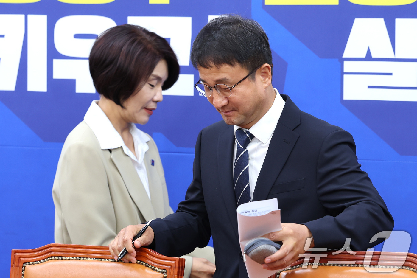 (서울=뉴스1) 신웅수 기자 = 한병도 더불어민주당 원내대표와 한정애 정책위의장이 16일 서울 여의도 국회에서 열린 원내대책회의에 참석하고 있다. 2026.6.16/뉴스1