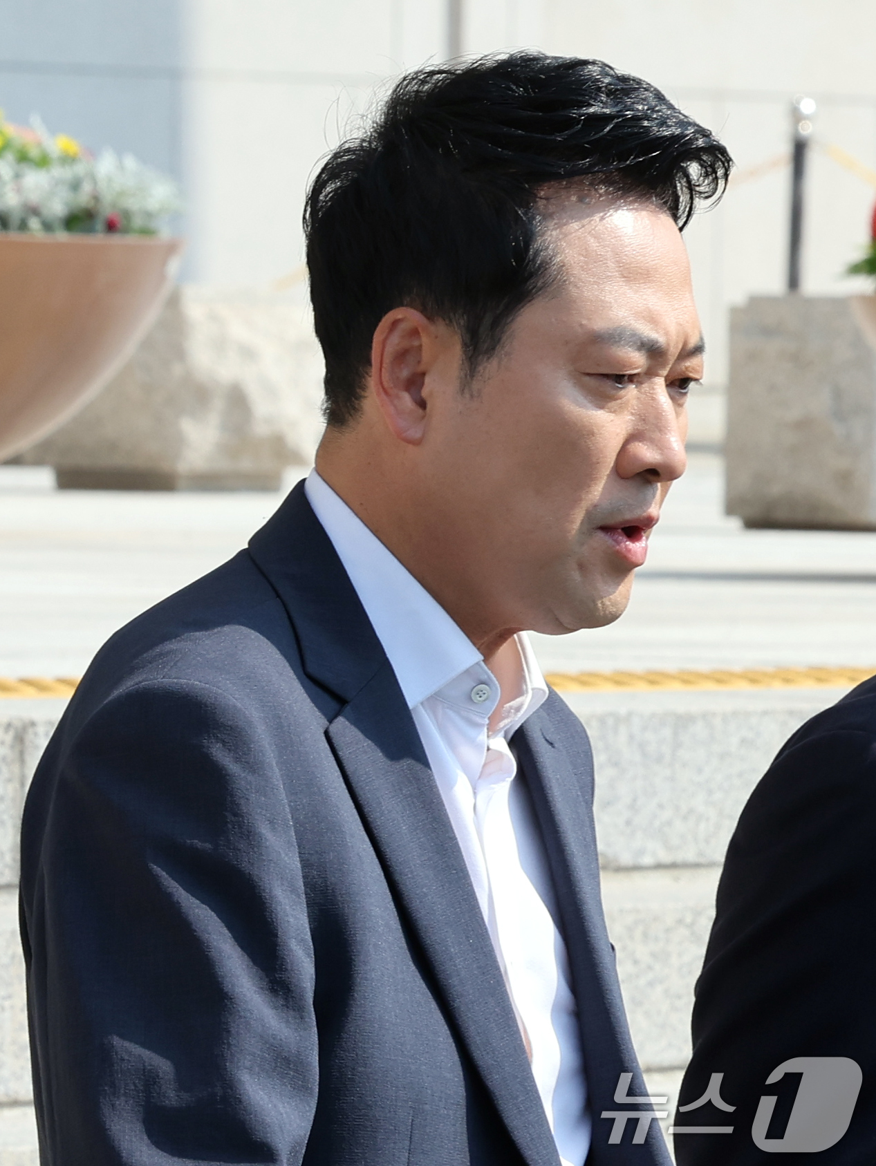 (서울=뉴스1) 황기선 기자 = 장동혁 국민의힘 대표가 16일 오전 서울 여의도 국회에서 외부일정을 위해 이동하고 있다.  2026.6.16/뉴스1