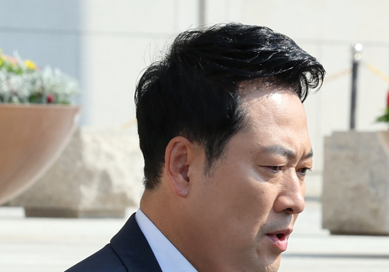 외부일정 위해 이동하는 장동혁 대표