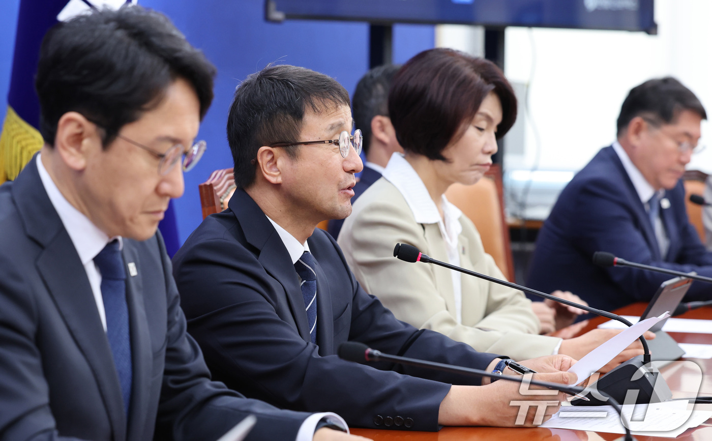(서울=뉴스1) 신웅수 기자 = 한병도 더불어민주당 원내대표가 16일 서울 여의도 국회에서 열린 원내대책회의에서 발언하고 있다. 2026.6.16/뉴스1