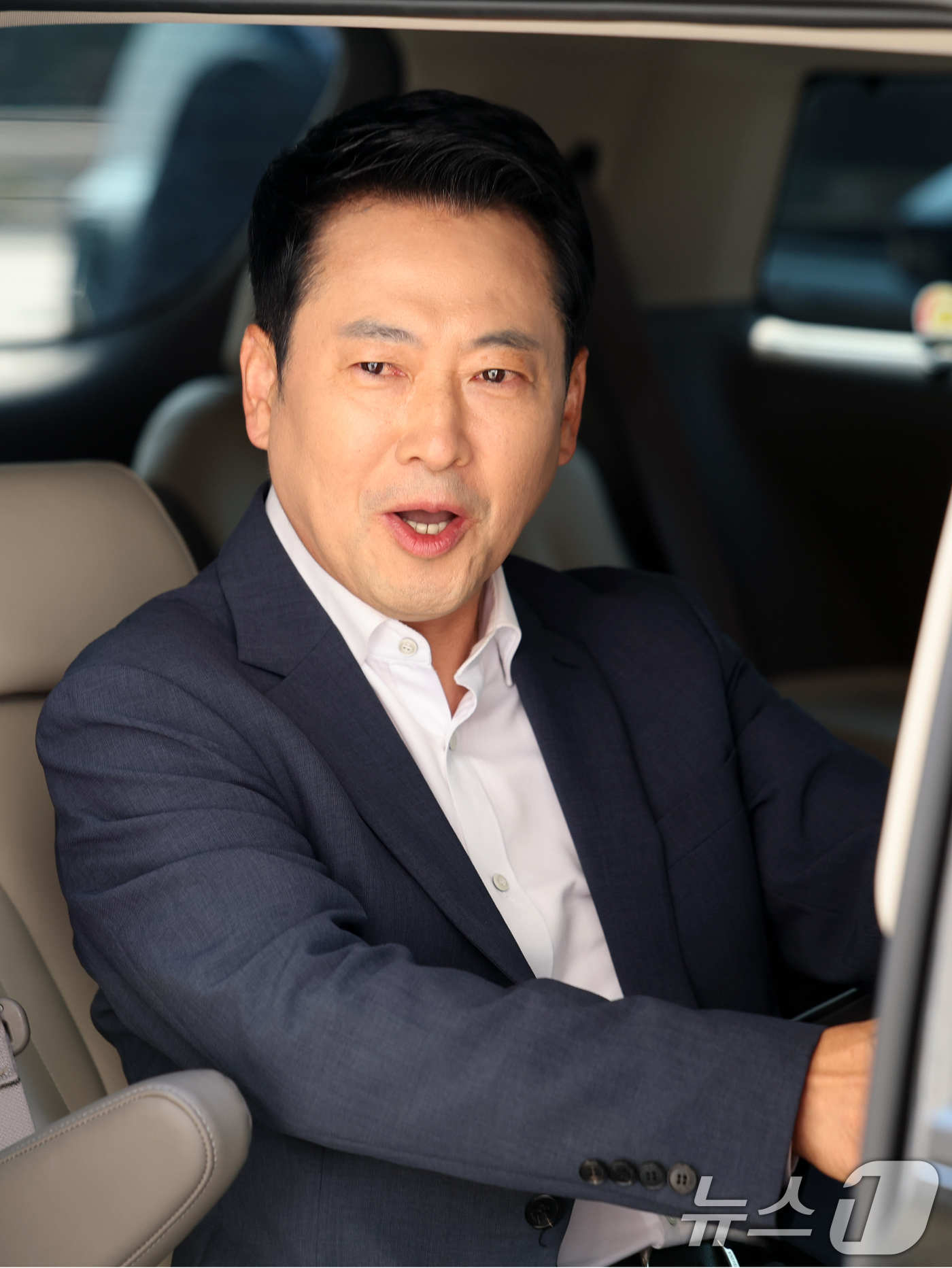 (서울=뉴스1) 황기선 기자 = 장동혁 국민의힘 대표가 16일 오전 서울 여의도 국회에서 외부일정을 위해 차량에 오르고 있다. 2026.6.16/뉴스1