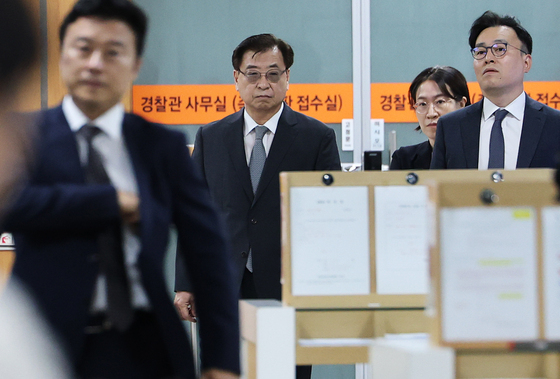 '서해 피격 은폐 의혹' 서훈, 항소심 선고공판 출석