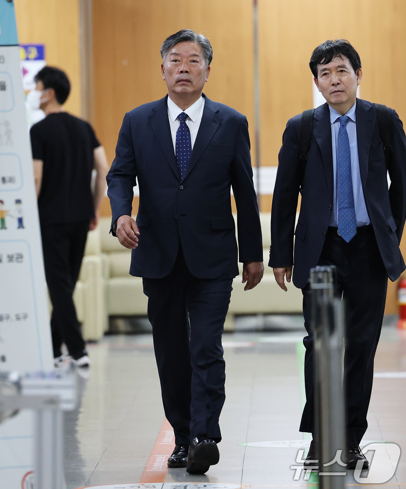 (서울=뉴스1) 오대일 기자 = 서해 공무원 피격 사실 은폐를 시도한 혐의로 재판에 넘겨져 1심에서 무죄를 선고 받은 김홍희 전 해양경찰청장이 16일 서울 서초구 서울중앙지방법원에 …