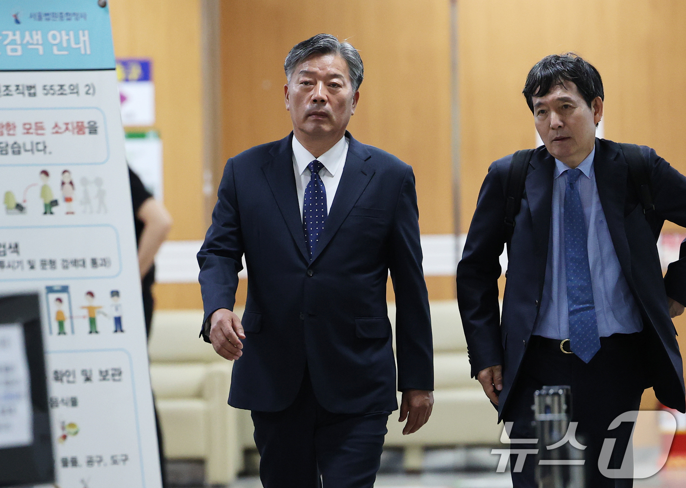 (서울=뉴스1) 오대일 기자 = 서해 공무원 피격 사실 은폐를 시도한 혐의로 재판에 넘겨져 1심에서 무죄를 선고 받은 김홍희 전 해양경찰청장이 16일 서울 서초구 서울중앙지방법원에 …