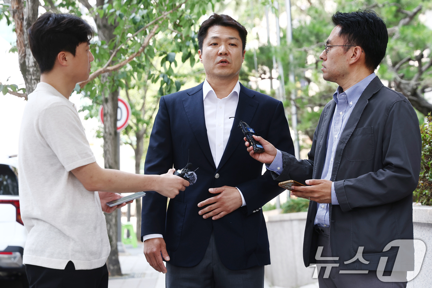 (과천=뉴스1) 김민지 기자 = 최재훈 전 서울중앙지검 반부패2부장이 16일 오전 김건희 여사의 도이치모터스 주가조작 사건 수사무마 의혹 관련 피의자 조사를 받기 위해 경기 과천 …