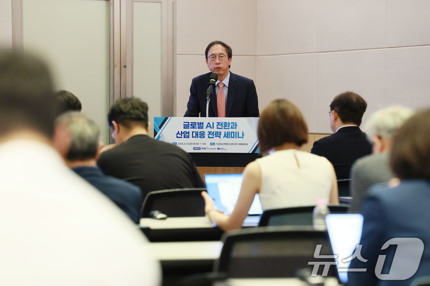 (서울=뉴스1) = 이상규 정보통신정책연구원장이 16일 서울 영등포구 FKI타워 컨퍼런스센터에서 열린 '글로벌 AI 전환과 산업 대응 전략 세미나'에서 인사말을 하고 있다. (한국 …