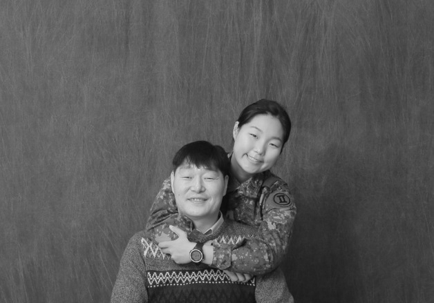 군인 딸에게 "약자 편에 서라" 가르친 아버지, 3명 살리고 하늘로