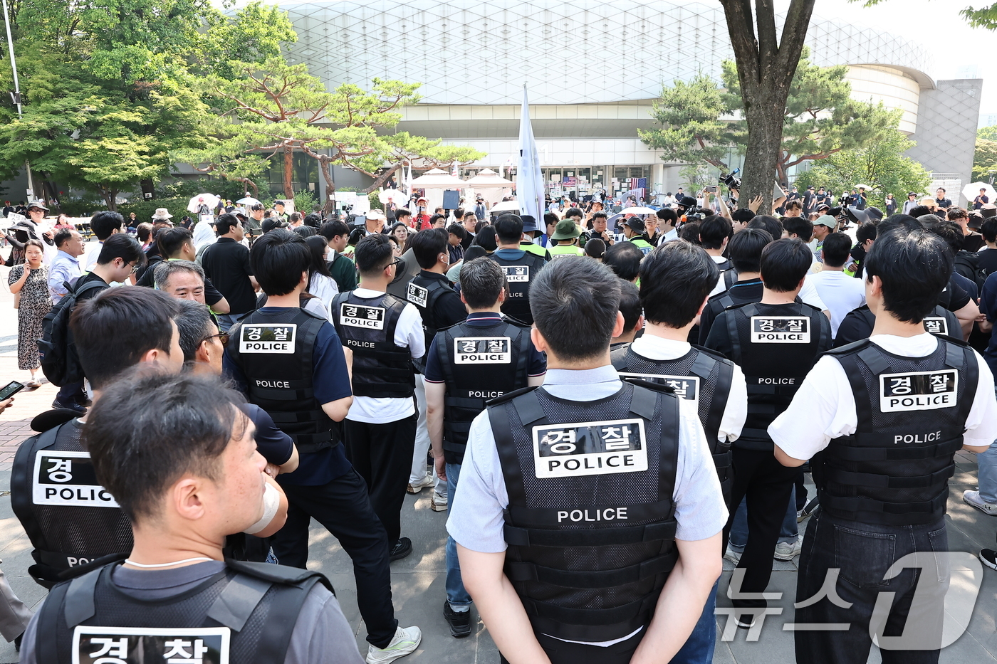 (서울=뉴스1) 김도우 기자 = 6·3 지방선거 '투표용지 부족 사태'로 12일째 잠실 개표소 봉쇄 시위가 이어지고 있는 16일 경찰과 대한체육회 등관계자들이 서울 송파구 올림픽공 …