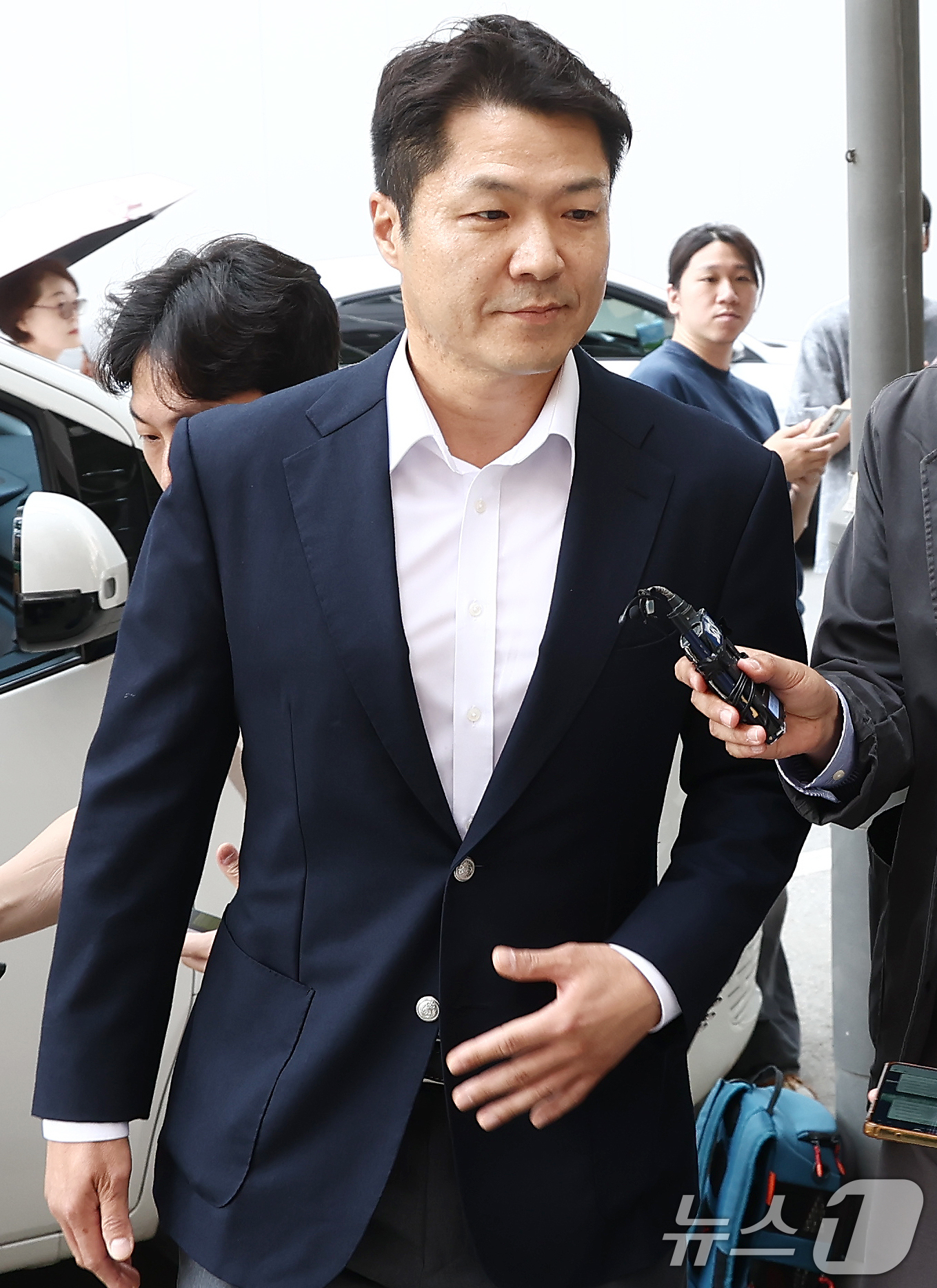 (과천=뉴스1) 김민지 기자 = 최재훈 전 서울중앙지검 반부패2부장이 16일 오전 김건희 여사의 도이치모터스 주가조작 사건 수사무마 의혹 관련 피의자 조사를 받기 위해 경기 과천 …