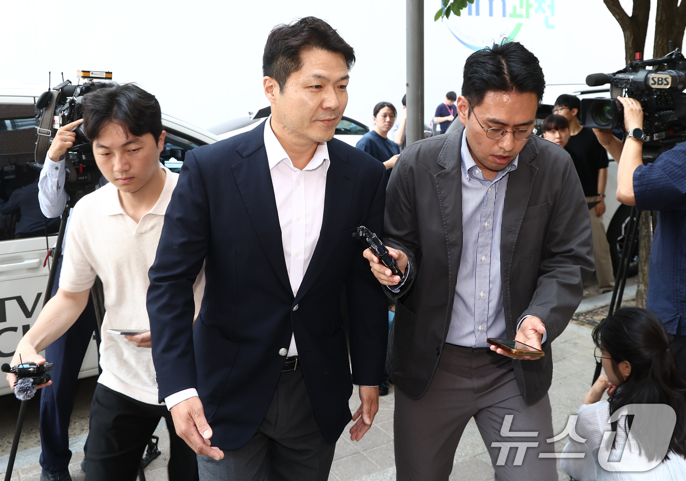 (과천=뉴스1) 김민지 기자 = 최재훈 전 서울중앙지검 반부패2부장이 16일 오전 김건희 여사의 도이치모터스 주가조작 사건 수사무마 의혹 관련 피의자 조사를 받기 위해 경기 과천 …