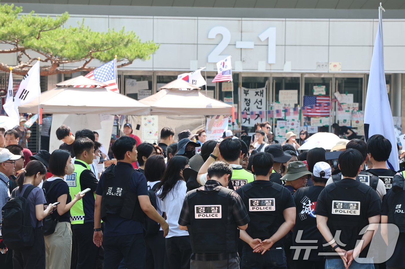 (서울=뉴스1) 김도우 기자 = 6·3 지방선거 '투표용지 부족 사태'로 12일째 잠실 개표소 봉쇄 시위가 이어지고 있는 16일 경찰과 대한체육회 등관계자들이 서울 송파구 올림픽공 …