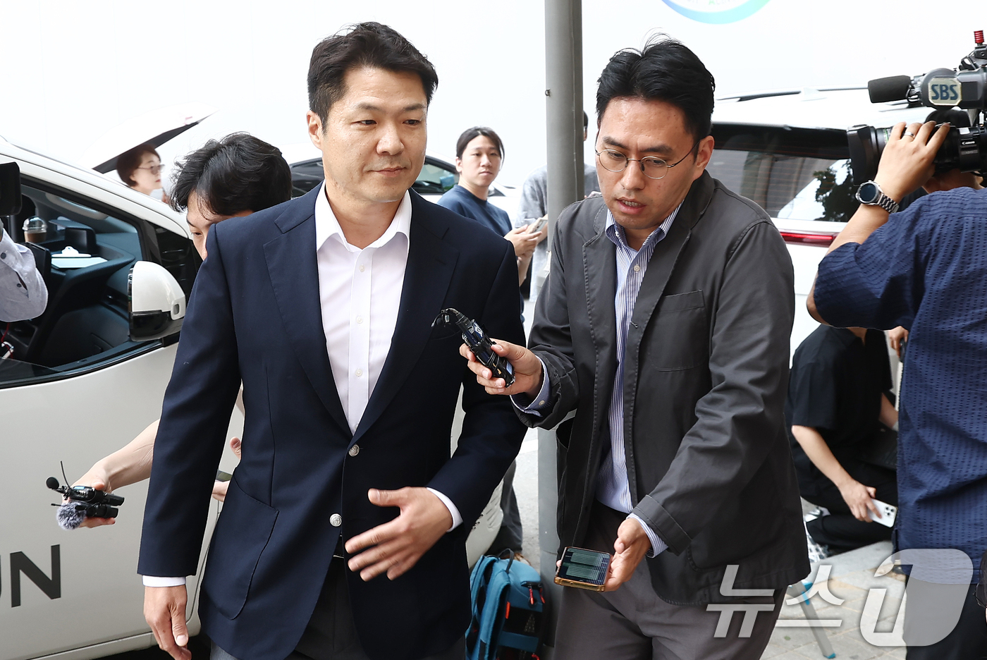 (과천=뉴스1) 김민지 기자 = 최재훈 전 서울중앙지검 반부패2부장이 16일 오전 김건희 여사의 도이치모터스 주가조작 사건 수사무마 의혹 관련 피의자 조사를 받기 위해 경기 과천 …