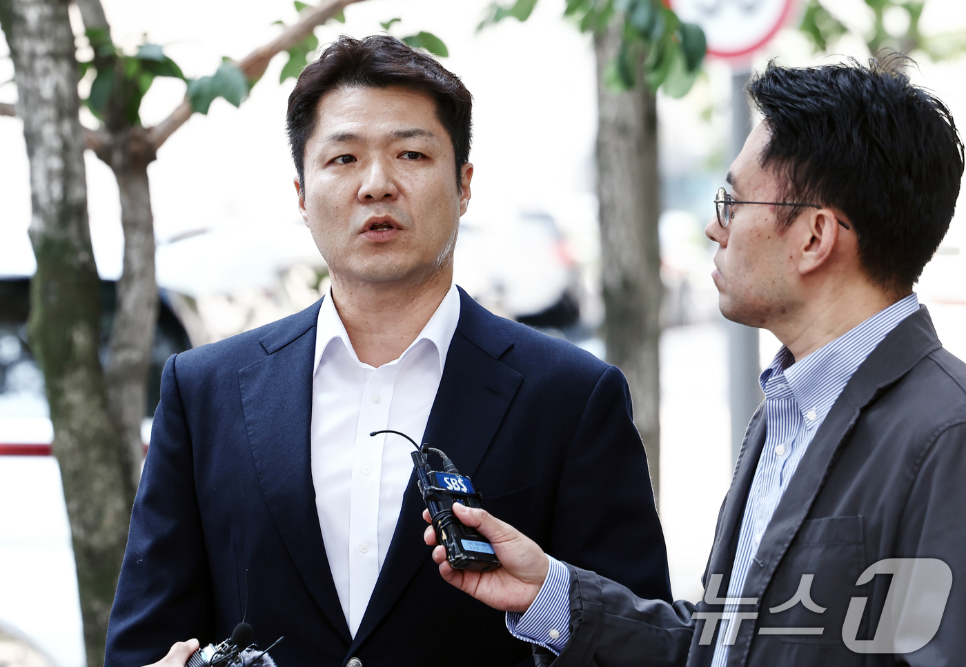 (과천=뉴스1) 김민지 기자 = 최재훈 전 서울중앙지검 반부패2부장이 16일 오전 김건희 여사의 도이치모터스 주가조작 사건 수사무마 의혹 관련 피의자 조사를 받기 위해 경기 과천 …