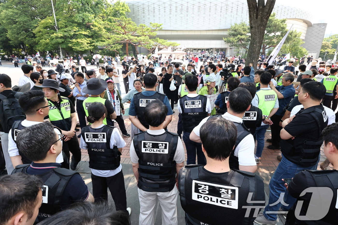 (서울=뉴스1) 김도우 기자 = 6·3 지방선거 '투표용지 부족 사태'로 12일째 잠실 개표소 봉쇄 시위가 이어지고 있는 16일 경찰과 대한체육회 등관계자들이 서울 송파구 올림픽공 …