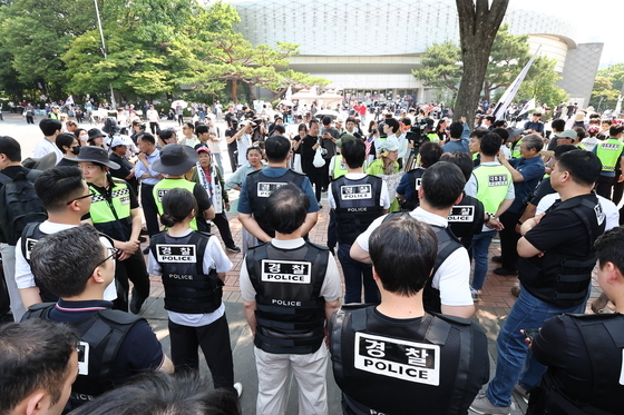 경찰, 잠실개표소 진입 시도 시위대와 대치