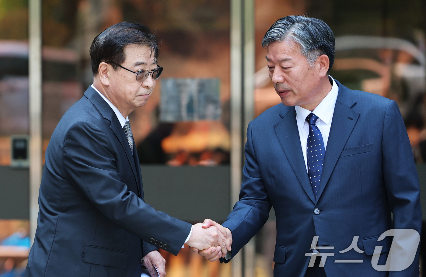 (서울=뉴스1) 오대일 기자 = 서훈 전 국가안보실장과 김홍희 전 해양경찰청장이 16일 서울 서초구 서울중앙지방법원에서 열린 서해 공무원 피격 사건 관련 허위공문서 작성 및 행사 …