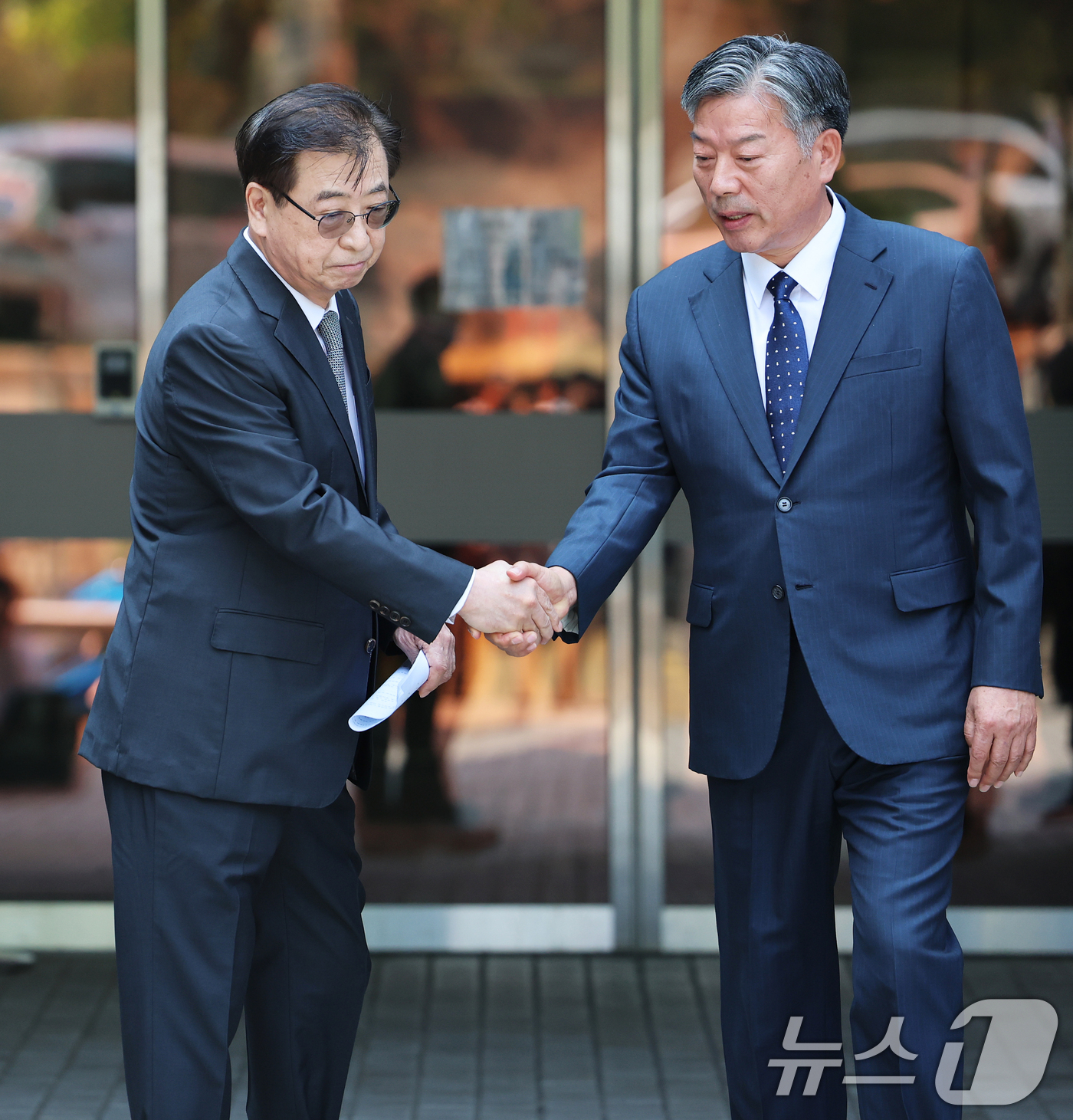 (서울=뉴스1) 오대일 기자 = 서훈 전 국가안보실장과 김홍희 전 해양경찰청장이 16일 서울 서초구 서울중앙지방법원에서 열린 서해 공무원 피격 사건 관련 허위공문서 작성 및 행사 …