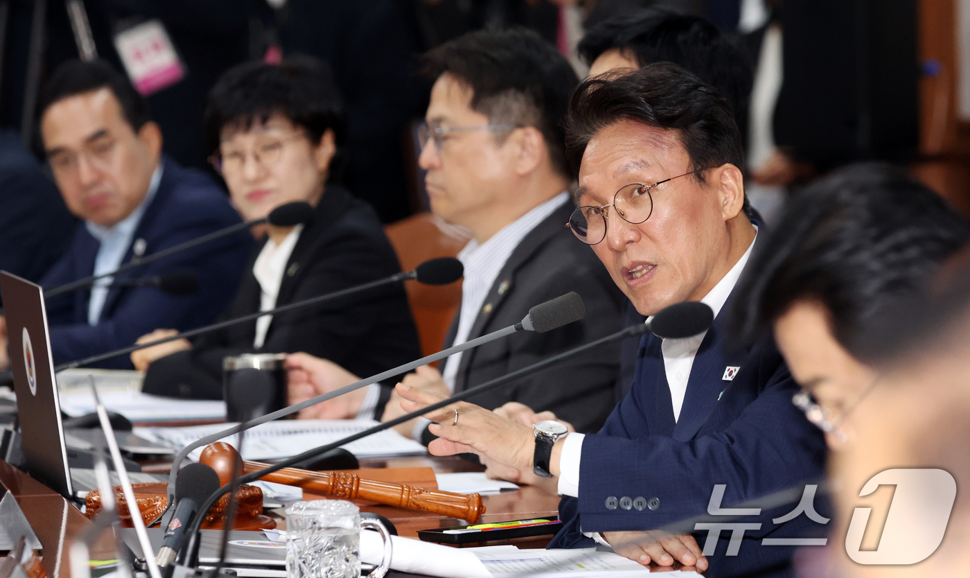 (서울=뉴스1) 김명섭 기자 = 김민석 국무총리가 16일 오전 서울 종로구 세종대로 정부서울청사에서 열린 국무회의 겸 비상경제본부회의에서 유재성 경찰청장 직무대행으로 부터 올림픽 …