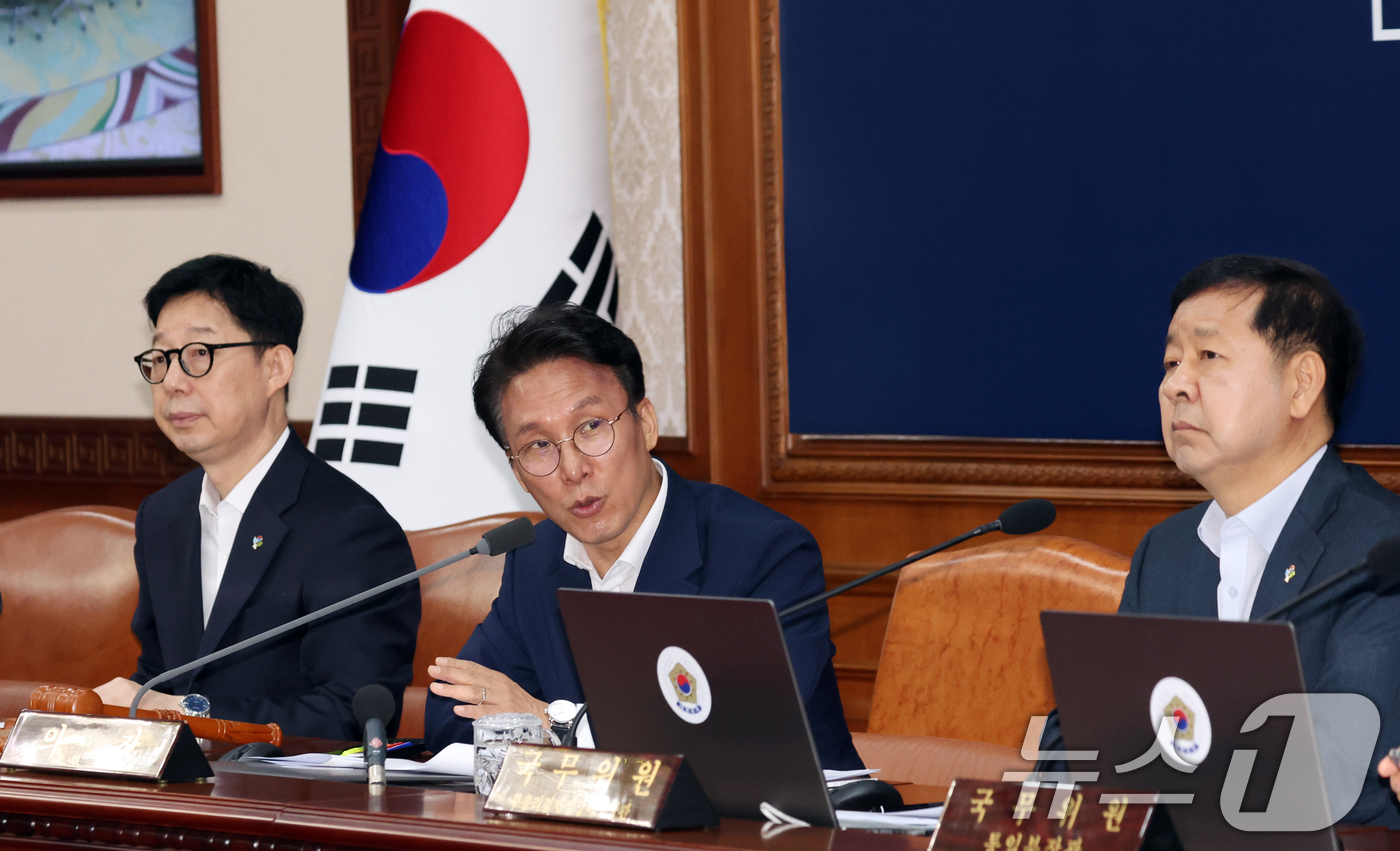 (서울=뉴스1) 김명섭 기자 = 김민석 국무총리가 16일 오전 서울 종로구 세종대로 정부서울청사에서 열린 국무회의 겸 비상경제본부회의에서 유재성 경찰청장 직무대행으로 부터 올림픽 …
