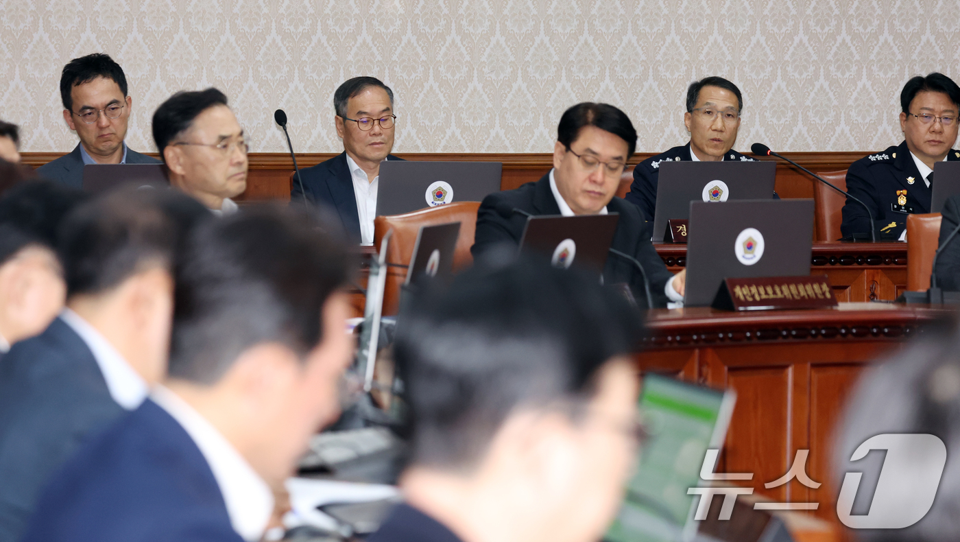 (서울=뉴스1) 김명섭 기자 = 유재성 경찰청장 직무대행이 16일 오전 서울 종로구 세종대로 정부서울청사에서 열린 국무회의 겸 비상경제본부회의에서 올림픽 공원 시위대에 대한 보고를 …