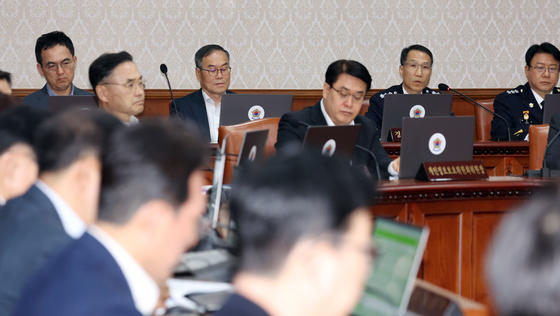 국무회의에서 올림픽공원 시위대 보고하는 유재성 대행