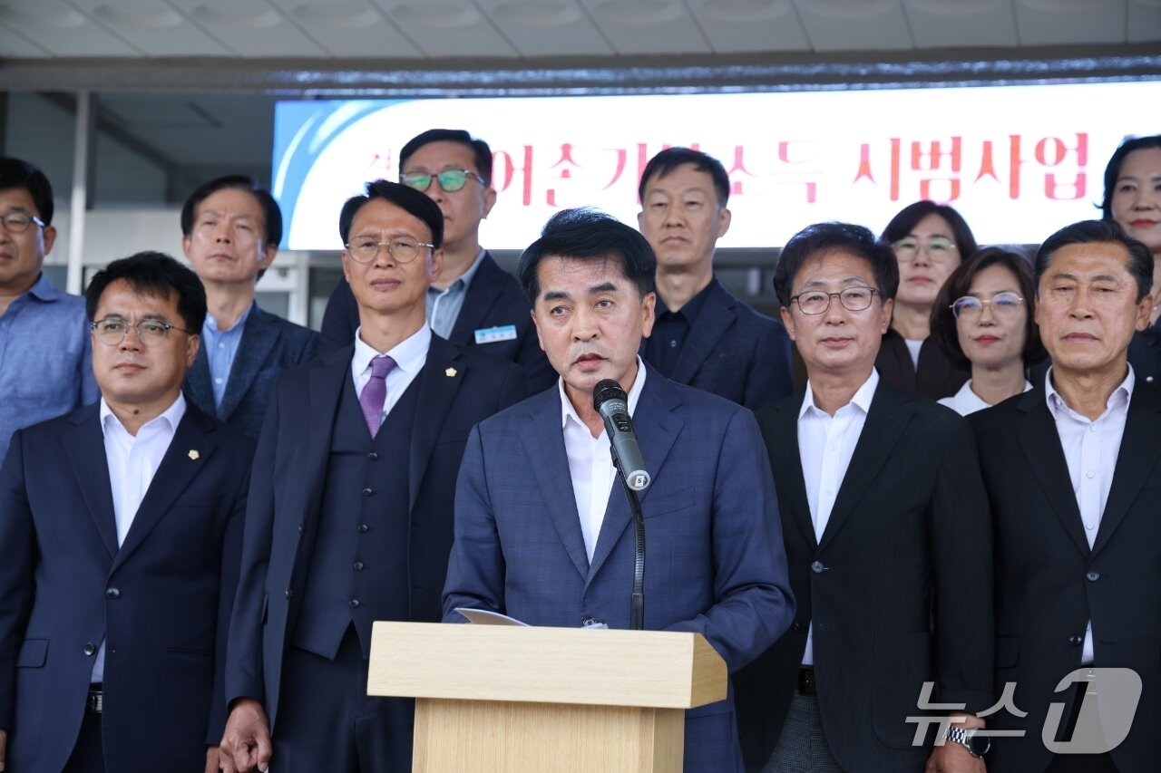 본문 이미지 - 최재형 보은군수가 농어촌 기본소득 시범사업에 추가 선정된 후 환영의 뜻을 밝히고 있다. (보은군 제공. 재판매 및 DB금지)/뉴스1