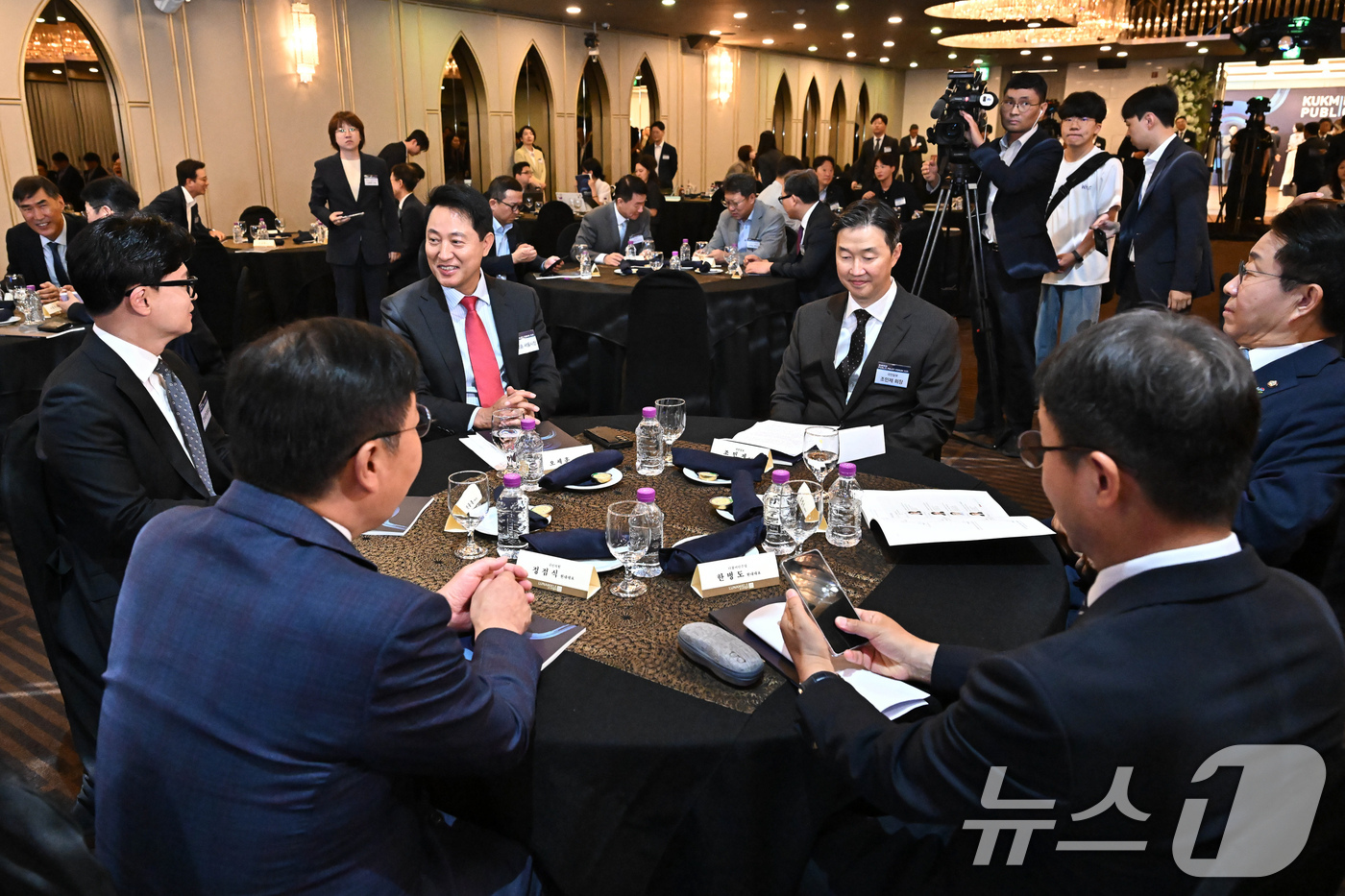 (서울=뉴스1) 유승관 기자 = 15일 서울 여의도 CCMM빌딩에서 열린 2026 국민공공정책포럼에서 참석자들이 대화하고 있다. 왼쪽부터 한동훈 무소속 의원, 오세훈 서울시장 당선 …