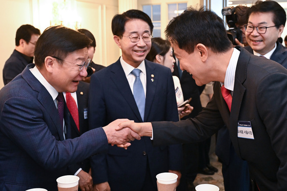 인사하는 정점식 국민의힘 원내대표와 오세훈 서울시장 당선인