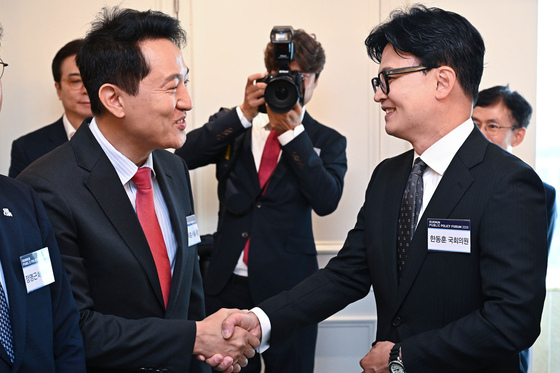 인사 나누는 오세훈 서울시장 당선인과 한동훈 의원