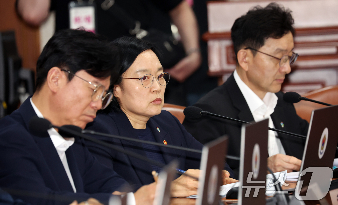 (서울=뉴스1) 김명섭 기자 = 한성숙 국무총리 후보자가 16일 오전 서울 종로구 세종대로 정부서울청사에서 열린 국무회의 겸 비상경제본부회의에서 김민석 국무총리의 발언을 듣고 있다 …