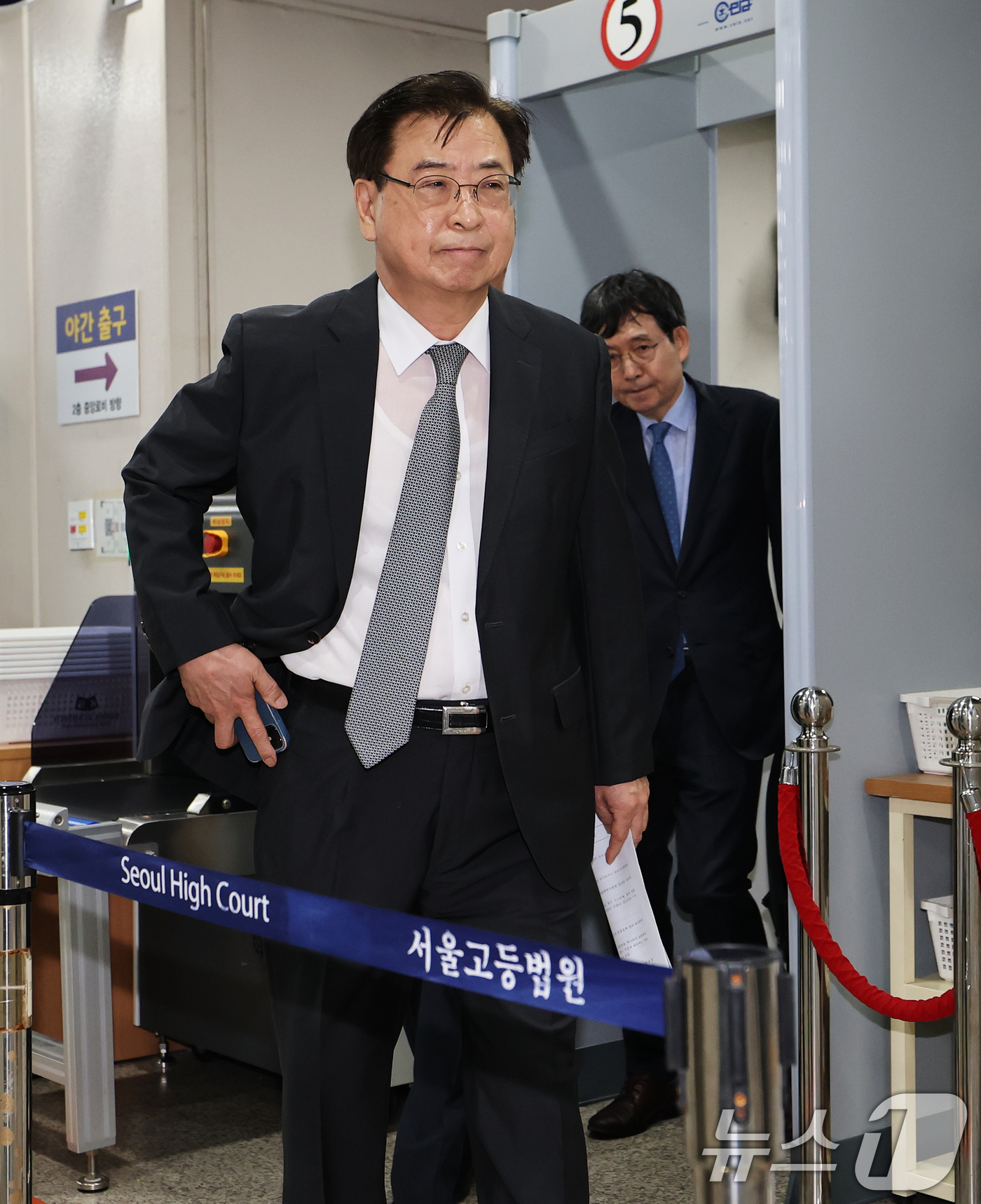 (서울=뉴스1) 오대일 기자 = 서훈 전 국가안보실장이 16일 서울 서초구 서울중앙지방법원에서 열린 '서해 공무원 피격 사건 은폐 의혹' 관련 허위공문서 작성 및 행사 등 항소심 …