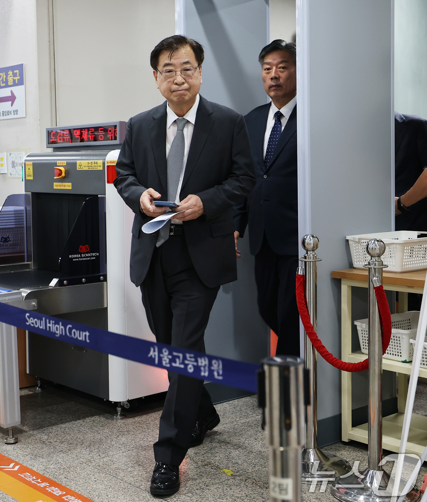 (서울=뉴스1) 오대일 기자 = 서훈 전 국가안보실장과 김홍희 전 해양경찰청장이 16일 서울 서초구 서울중앙지방법원에서 열린 '서해 공무원 피격 사건 은폐 의혹' 관련 허위공문서 …