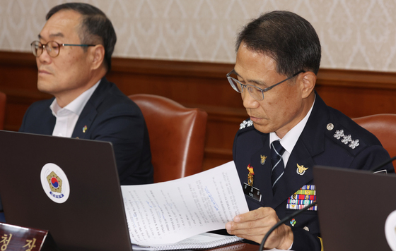 올림픽공원 시위대 보고자료 살펴보는 유재성 대행