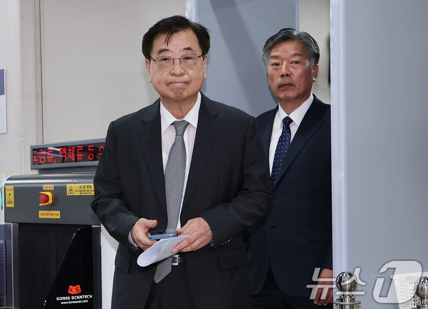(서울=뉴스1) 오대일 기자 = 서훈 전 국가안보실장과 김홍희 전 해양경찰청장이 16일 서울 서초구 서울중앙지방법원에서 열린 '서해 공무원 피격 사건 은폐 의혹' 관련 허위공문서 …