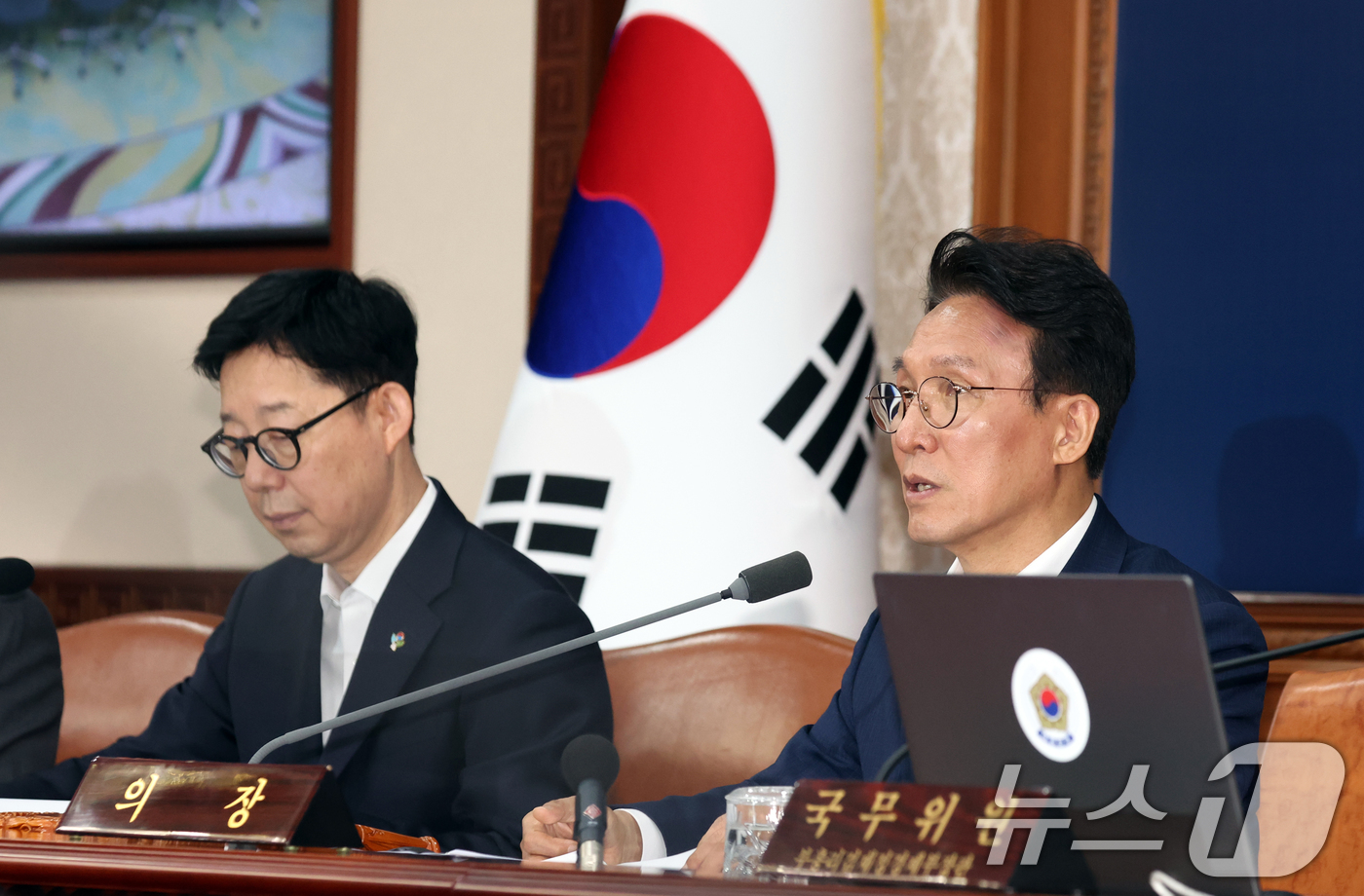 (서울=뉴스1) 김명섭 기자 = 김민석 국무총리가 16일 오전 서울 종로구 세종대로 정부서울청사에서 열린 국무회의 겸 비상경제본부회의에서 모두 발언을 하고 있다. 2026.6.16 …