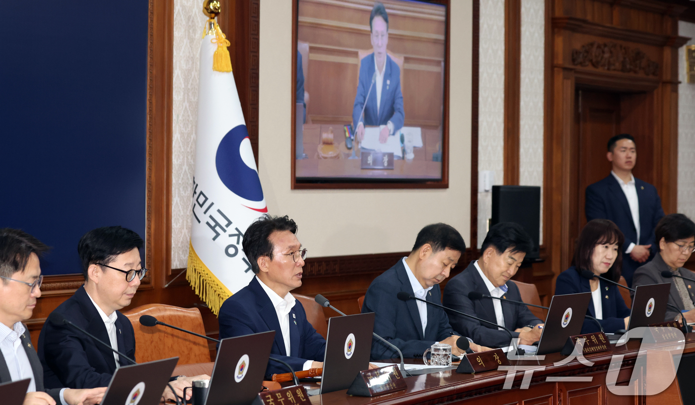 (서울=뉴스1) 김명섭 기자 = 김민석 국무총리가 16일 오전 서울 종로구 세종대로 정부서울청사에서 열린 국무회의 겸 비상경제본부회의에서 모두 발언을 하고 있다. 2026.6.16 …