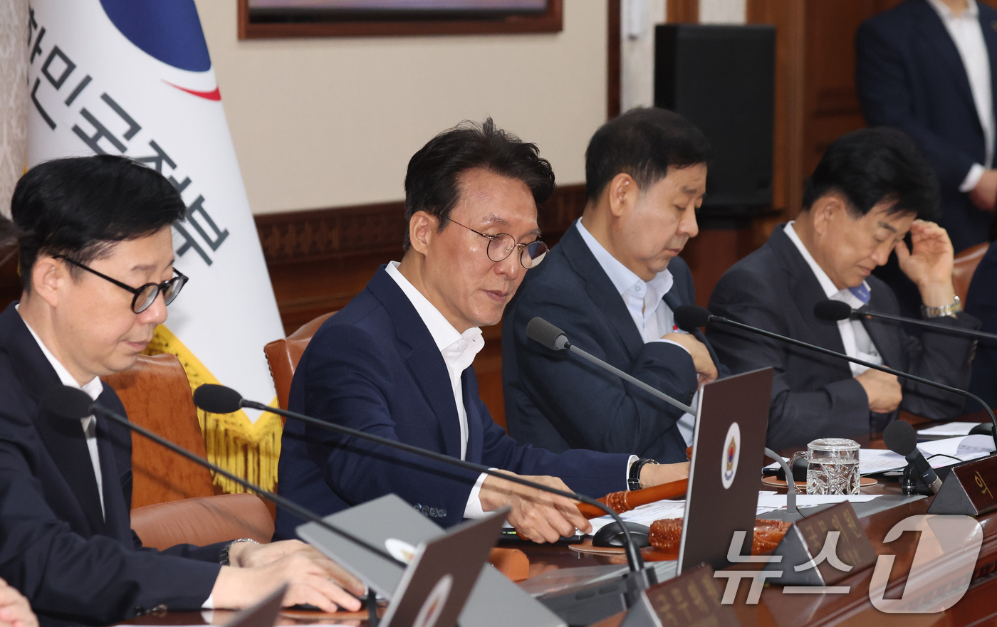 (서울=뉴스1) 김명섭 기자 = 김민석 국무총리가 16일 오전 서울 종로구 세종대로 정부서울청사에서 열린 국무회의 겸 비상경제본부회의에서 의사봉을 두드리고 있다. 2026.6.16 …