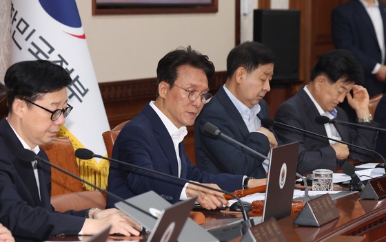 의사봉 두드리는 김민석 총리
