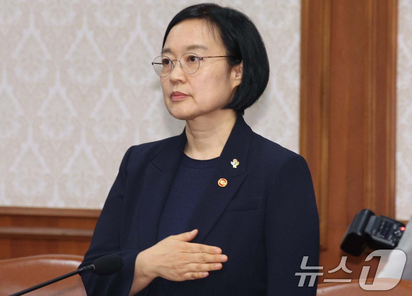 (서울=뉴스1) 김명섭 기자 = 한성숙 국무총리 후보자가 16일 오전 서울 종로구 세종대로 정부서울청사에서 열린 국무회의 겸 비상경제본부회의에서 국기에 대한 경례를 하고 있다. 2 …