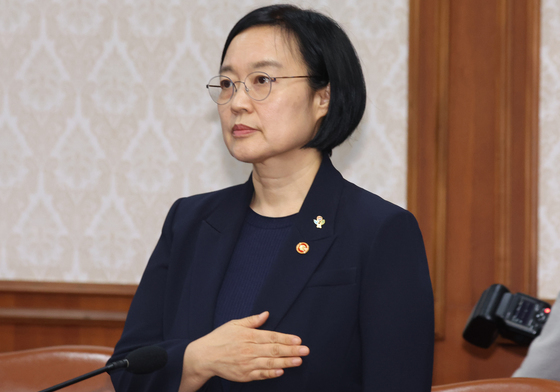 국기에 대한 경례하는 한성숙 총리 후보자