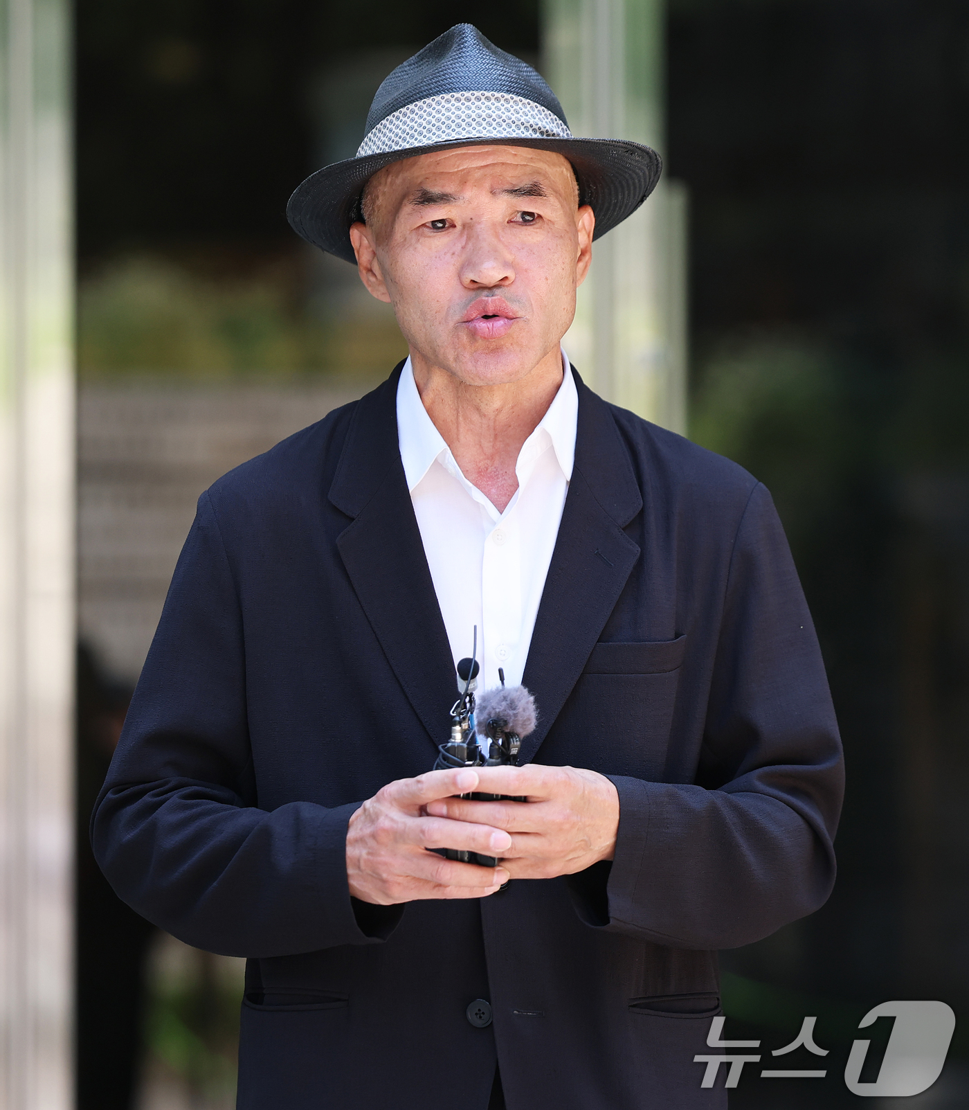 (서울=뉴스1) 오대일 기자 = ‘서해 공무원 피격 사건’으로 숨진 해양수산부 공무원 고 이대준 씨의 친형 이래진씨가 16일 서울 서초구 서울중앙지방법원에서 열린 '서해 공무원 피 …