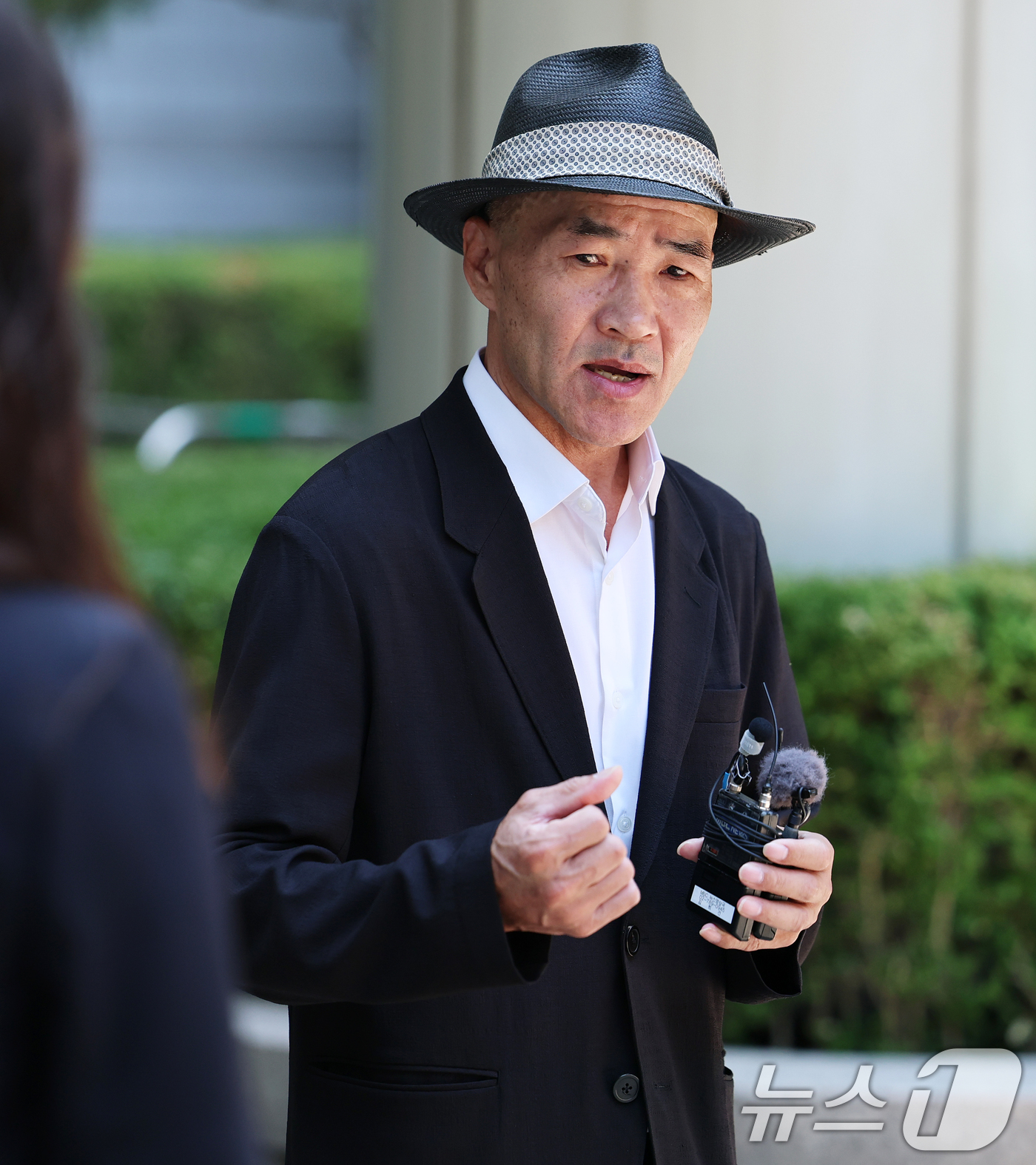 (서울=뉴스1) 오대일 기자 = ‘서해 공무원 피격 사건’으로 숨진 해양수산부 공무원 고이대준 씨의 친형 이래진씨가 16일 서울 서초구 서울중앙지방법원에서 열린 '서해 공무원 피격 …
