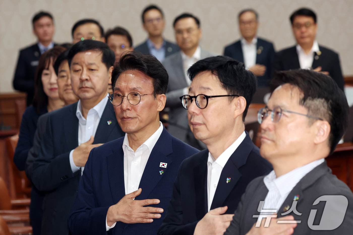 (서울=뉴스1) 김명섭 기자 = 김민석 국무총리와 국무위원들이 16일 오전 서울 종로구 세종대로 정부서울청사에서 열린 국무회의 겸 비상경제본부회의에서 국기에 대한 경례를 하고 있다 …