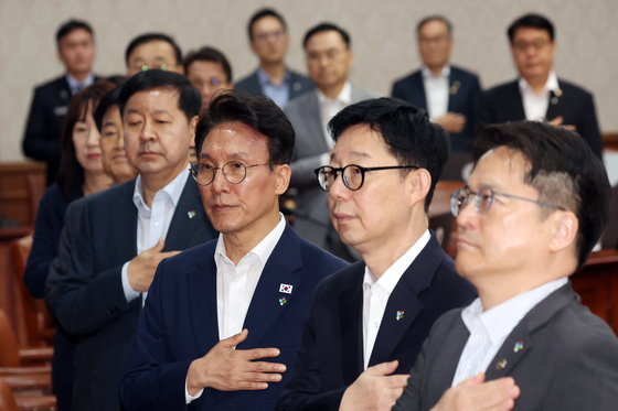 국기에 대한 경례하는 김민석 총리와 국무위원들