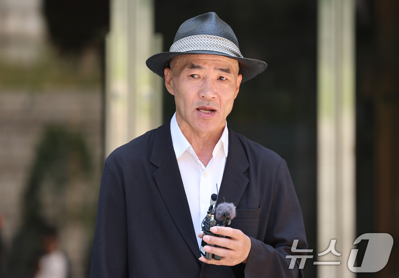 (서울=뉴스1) 오대일 기자 = ‘서해 공무원 피격 사건’으로 숨진 해양수산부 공무원 고 이대준 씨의 친형 이래진씨가 16일 서울 서초구 서울중앙지방법원에서 열린 '서해 공무원 피 …