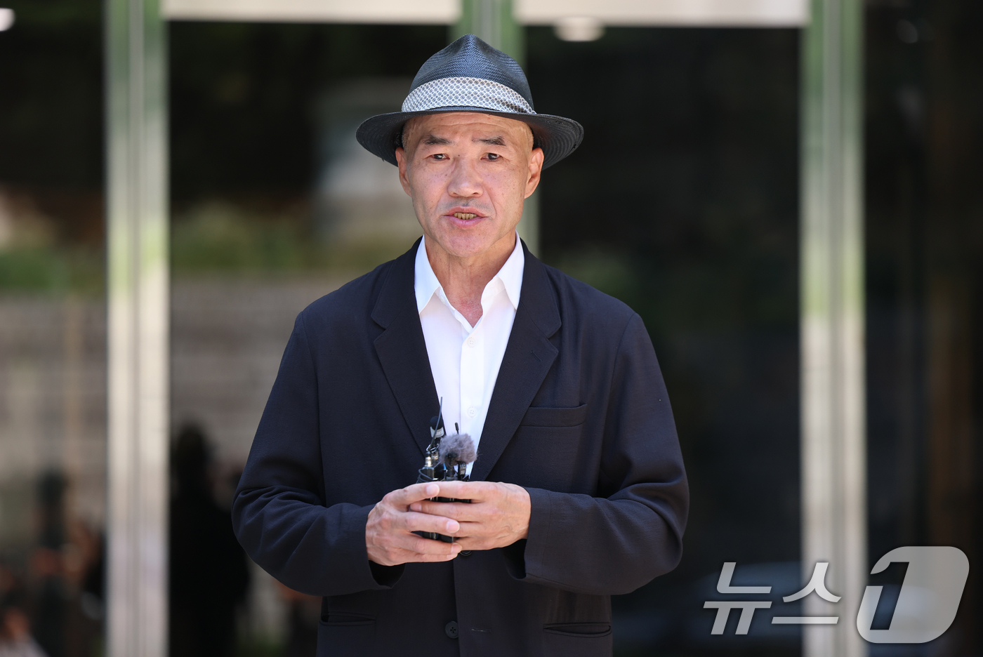 (서울=뉴스1) 오대일 기자 = ‘서해 공무원 피격 사건’으로 숨진 해양수산부 공무원 고 이대준 씨의 친형 이래진씨가 16일 서울 서초구 서울중앙지방법원에서 열린 '서해 공무원 피 …