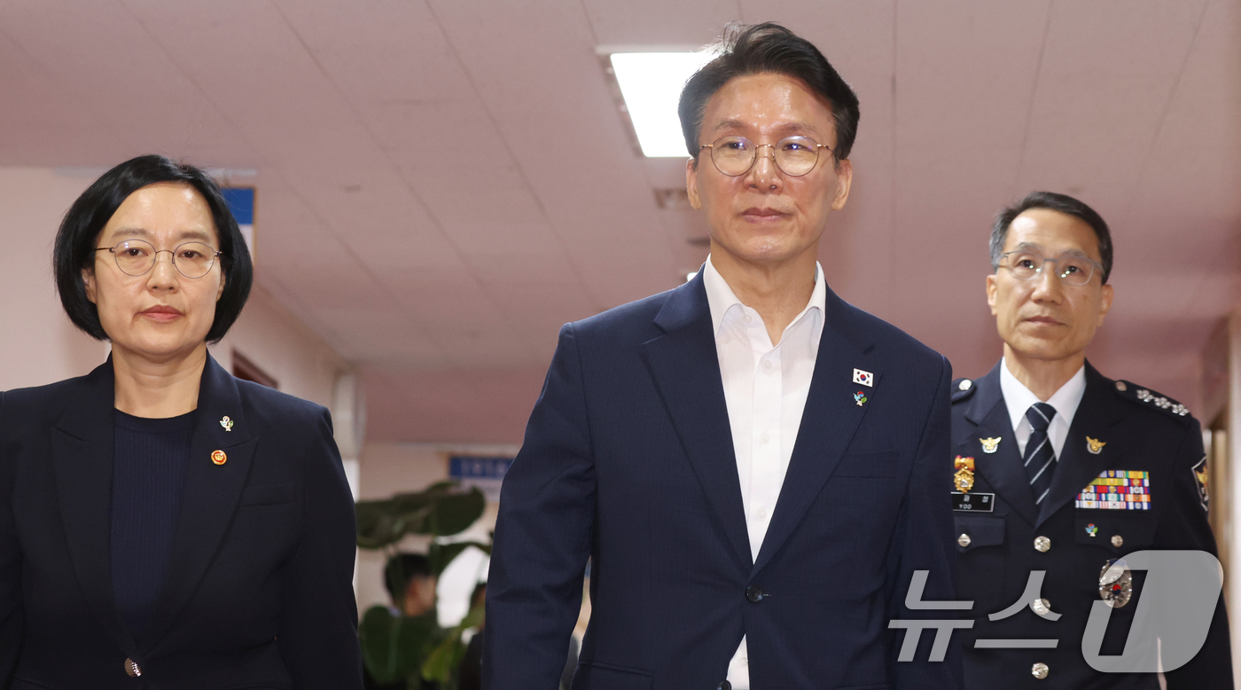 (서울=뉴스1) 김명섭 기자 = 김민석 국무총리, 한성숙 국무총리 후보자, 유재성 경찰청장 직무대행이 16일 오전 서울 종로구 세종대로 정부서울청사에서 열린 국무회의 겸 비상경제본 …